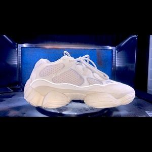 Women’s Yeezy size 6